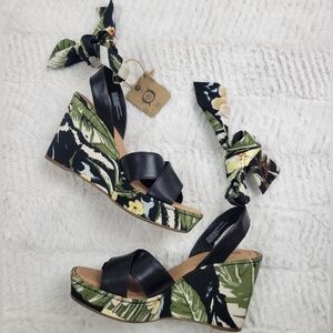 Perfect unworn Børn silk fabric wrap wedges